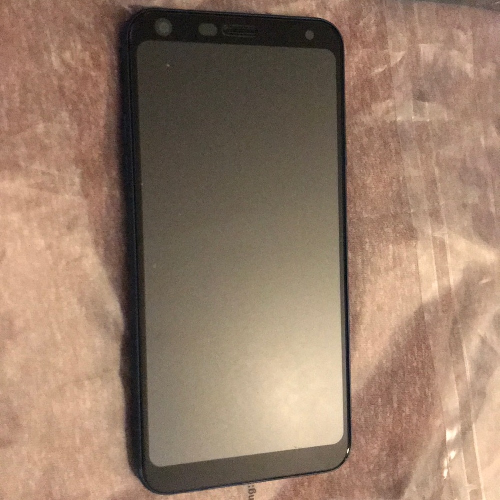 ****LIKE NEW**** LG Q7+